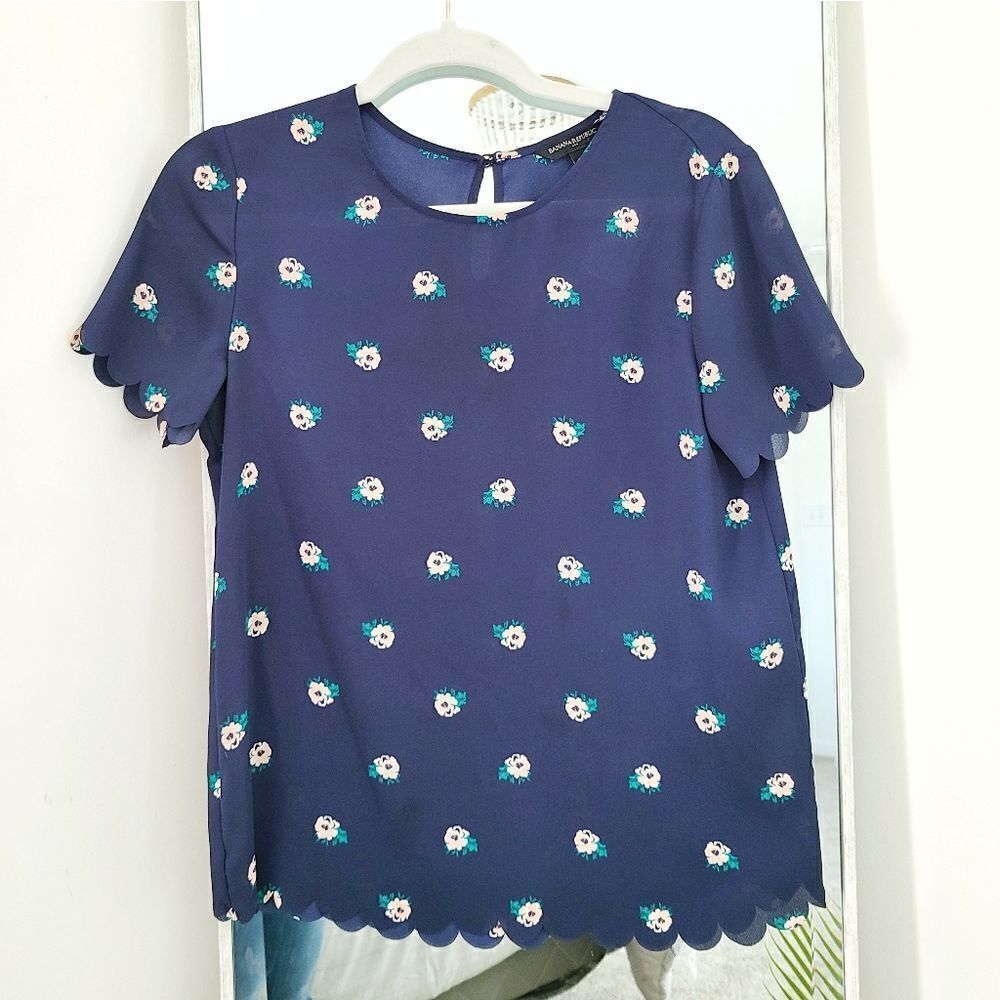 BANANA REPUBLIC |‎ Scalloped hem navy floral blouse XS